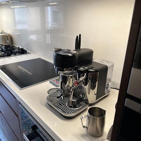 Private 1 Bed Accom With Bathroom In A 3 Bed Apartment - Melb Cbd, Regency Towers - Free Parking, Wifi And Pool Melbourne Esterno foto