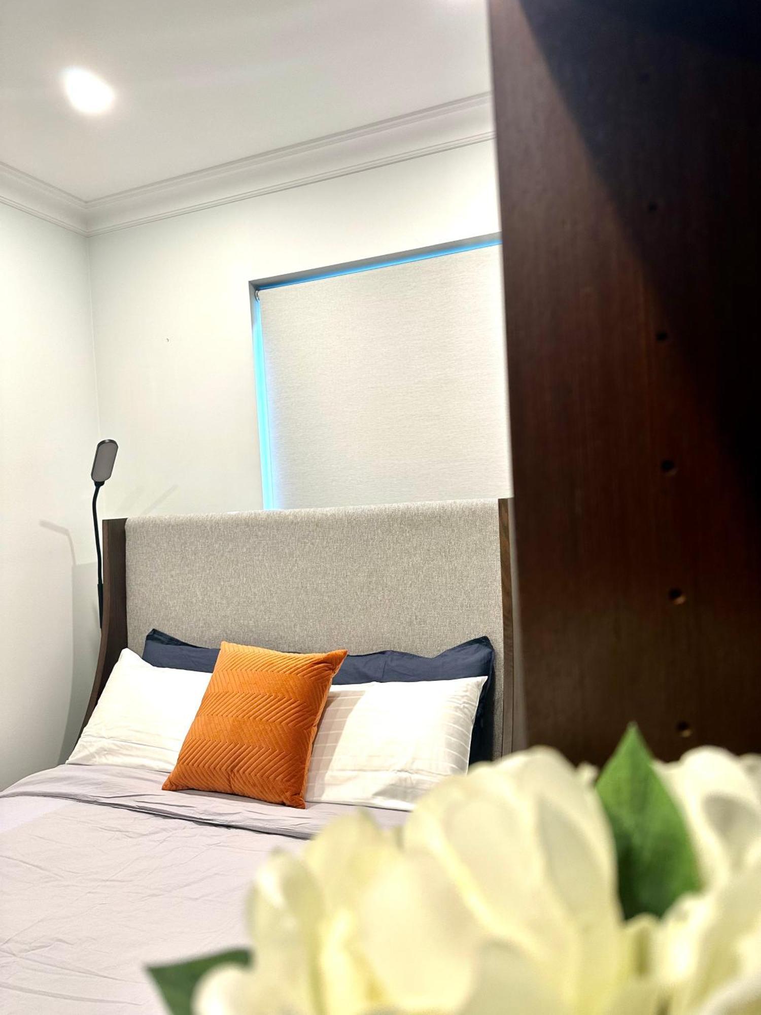 Private 1 Bed Accom With Bathroom In A 3 Bed Apartment - Melb Cbd, Regency Towers - Free Parking, Wifi And Pool Melbourne Esterno foto
