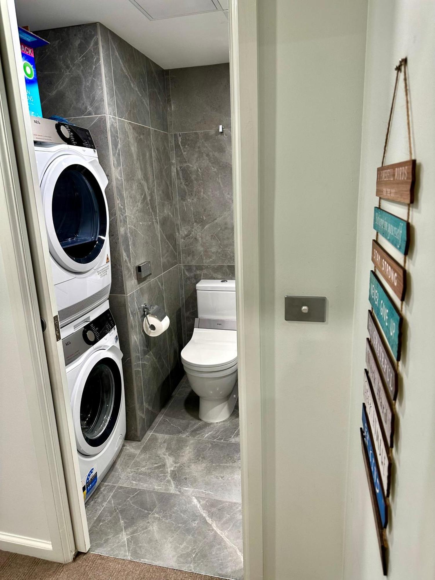 Private 1 Bed Accom With Bathroom In A 3 Bed Apartment - Melb Cbd, Regency Towers - Free Parking, Wifi And Pool Melbourne Esterno foto