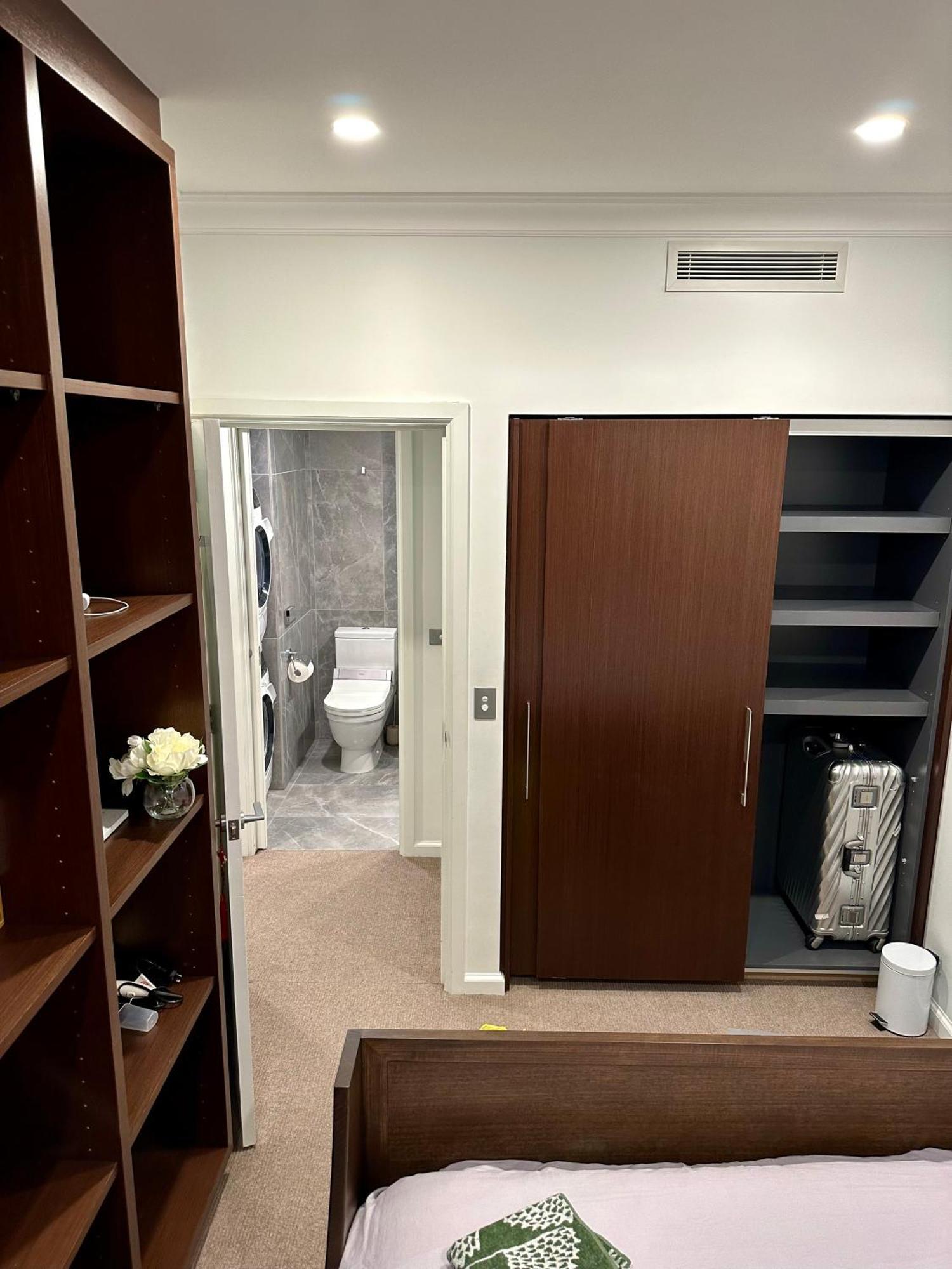 Private 1 Bed Accom With Bathroom In A 3 Bed Apartment - Melb Cbd, Regency Towers - Free Parking, Wifi And Pool Melbourne Esterno foto