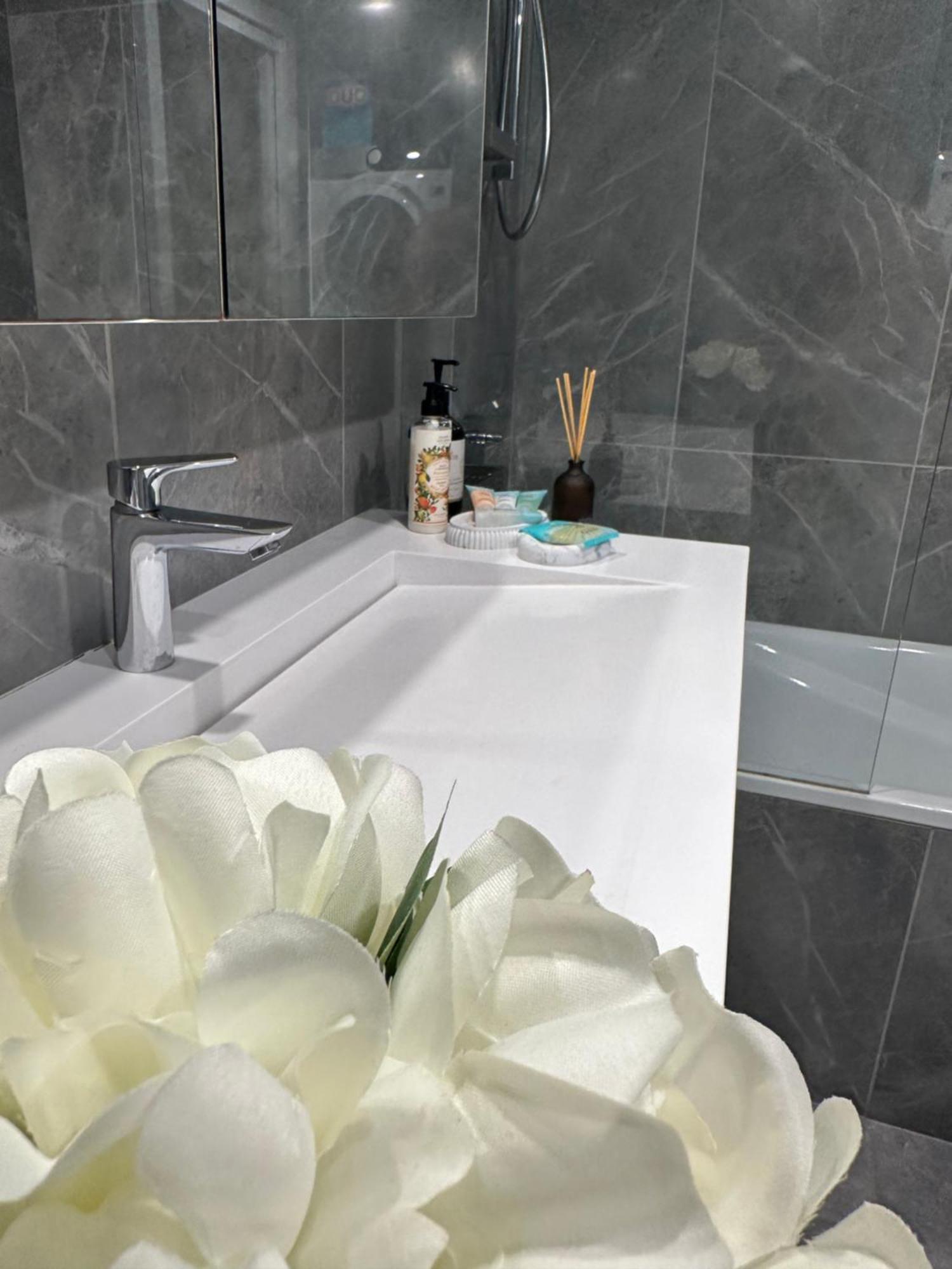 Private 1 Bed Accom With Bathroom In A 3 Bed Apartment - Melb Cbd, Regency Towers - Free Parking, Wifi And Pool Melbourne Esterno foto