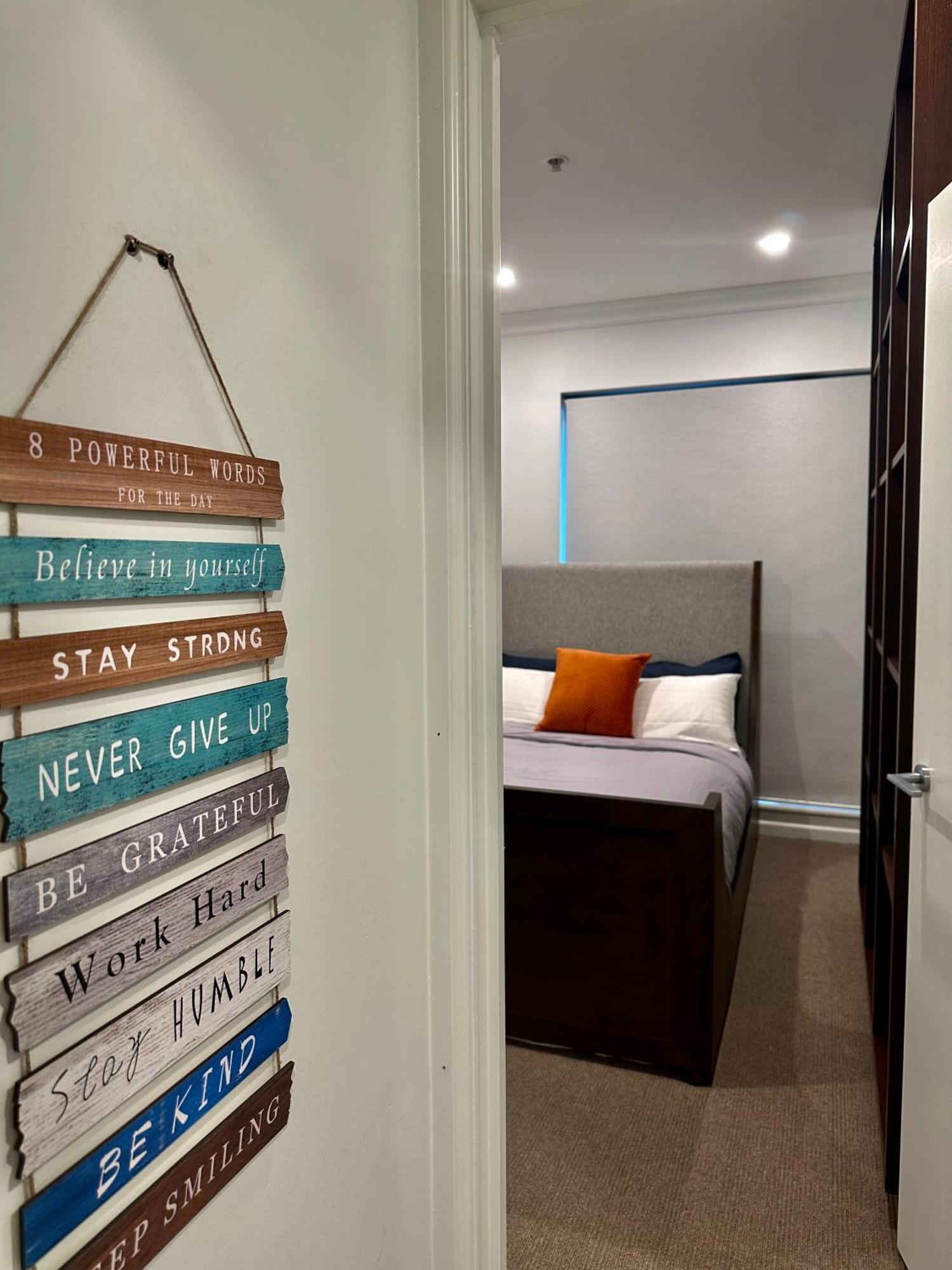 Private 1 Bed Accom With Bathroom In A 3 Bed Apartment - Melb Cbd, Regency Towers - Free Parking, Wifi And Pool Melbourne Esterno foto